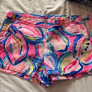 Size 8 side zip Lilly Pulitzer shorts.